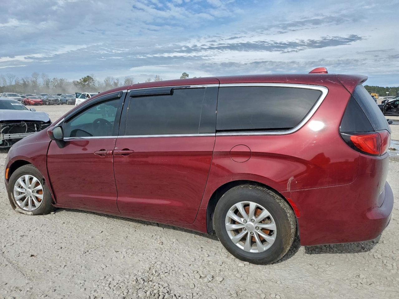 2017 Chrysler Pacifica Touring - Image 2