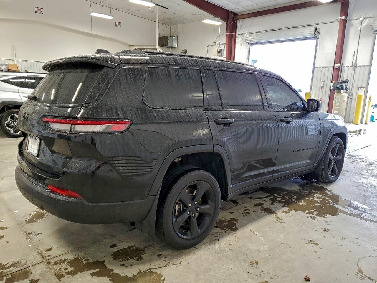 2023 Jeep Grand Cherokee L Laredo - Image 3