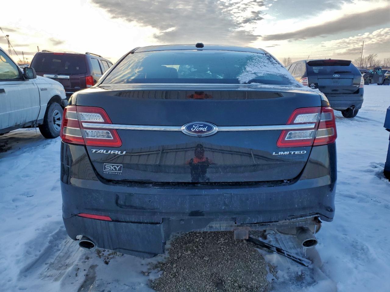 2018 Ford Taurus Limited - Image 6