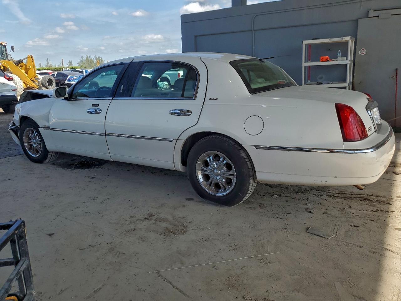 2002 Lincoln Town Car Cartier L - Image 2