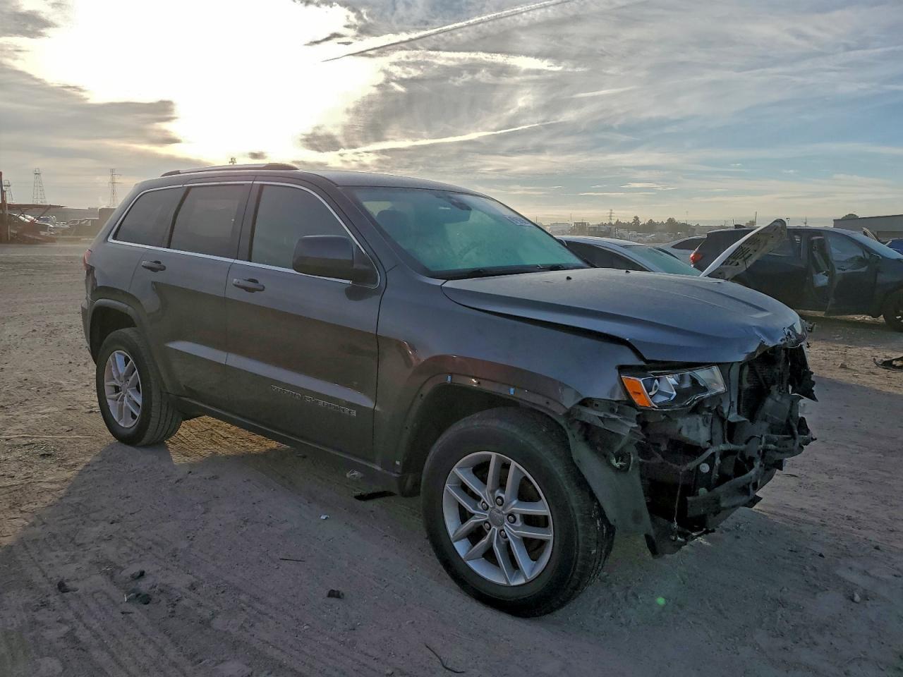 2017 Jeep Grand Cherokee Laredo - Image 4