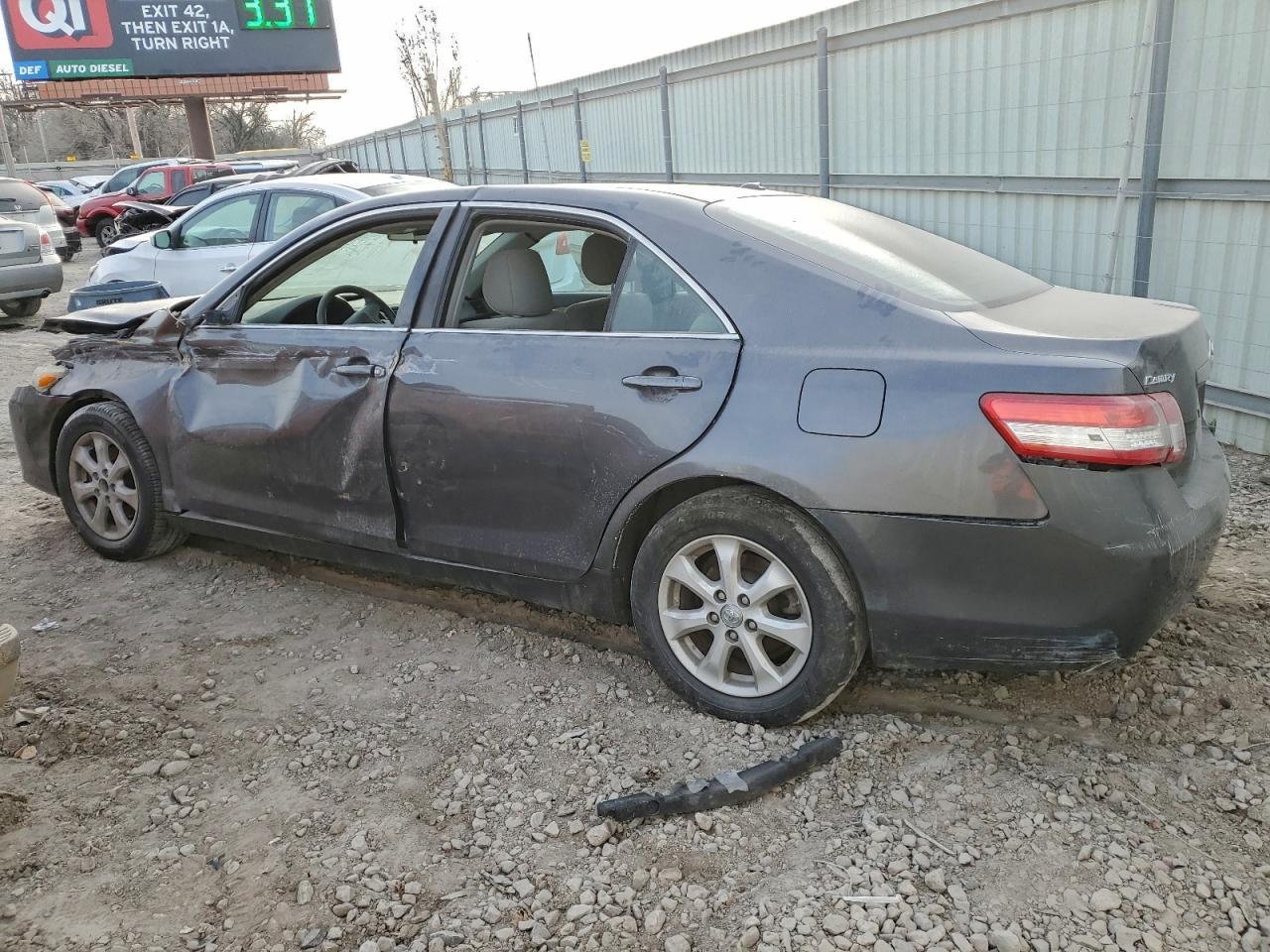 2011 Toyota Camry Base - Фото 2