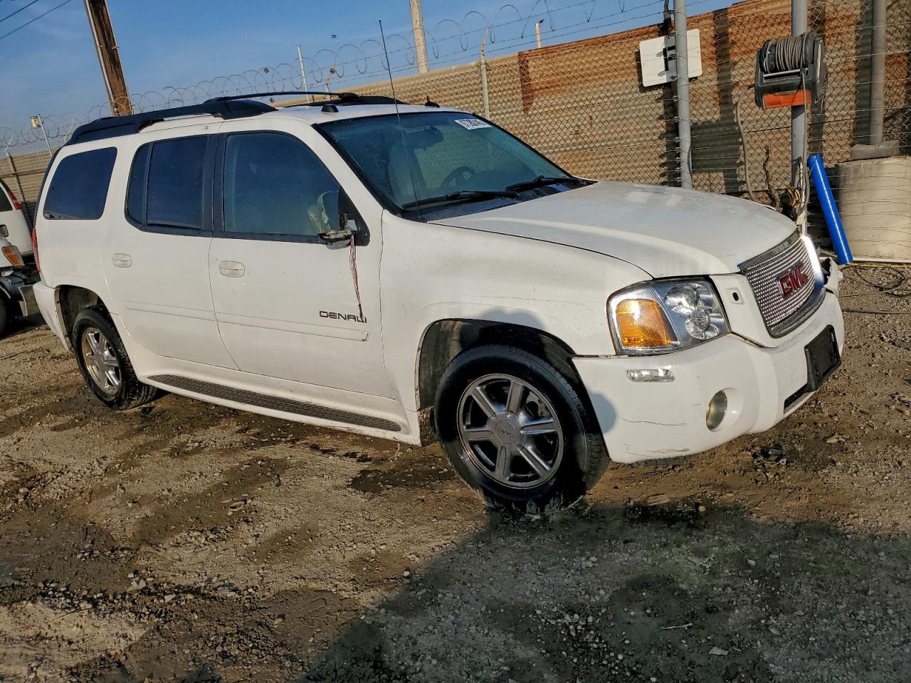 2005 GMC Envoy Denali Xl - Image 4