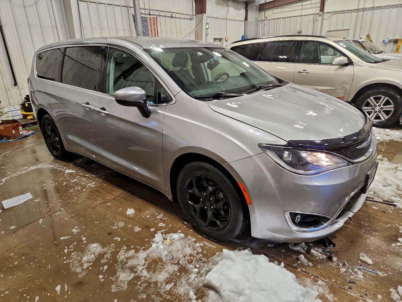 2017 Chrysler Pacifica Touring L - Image 4