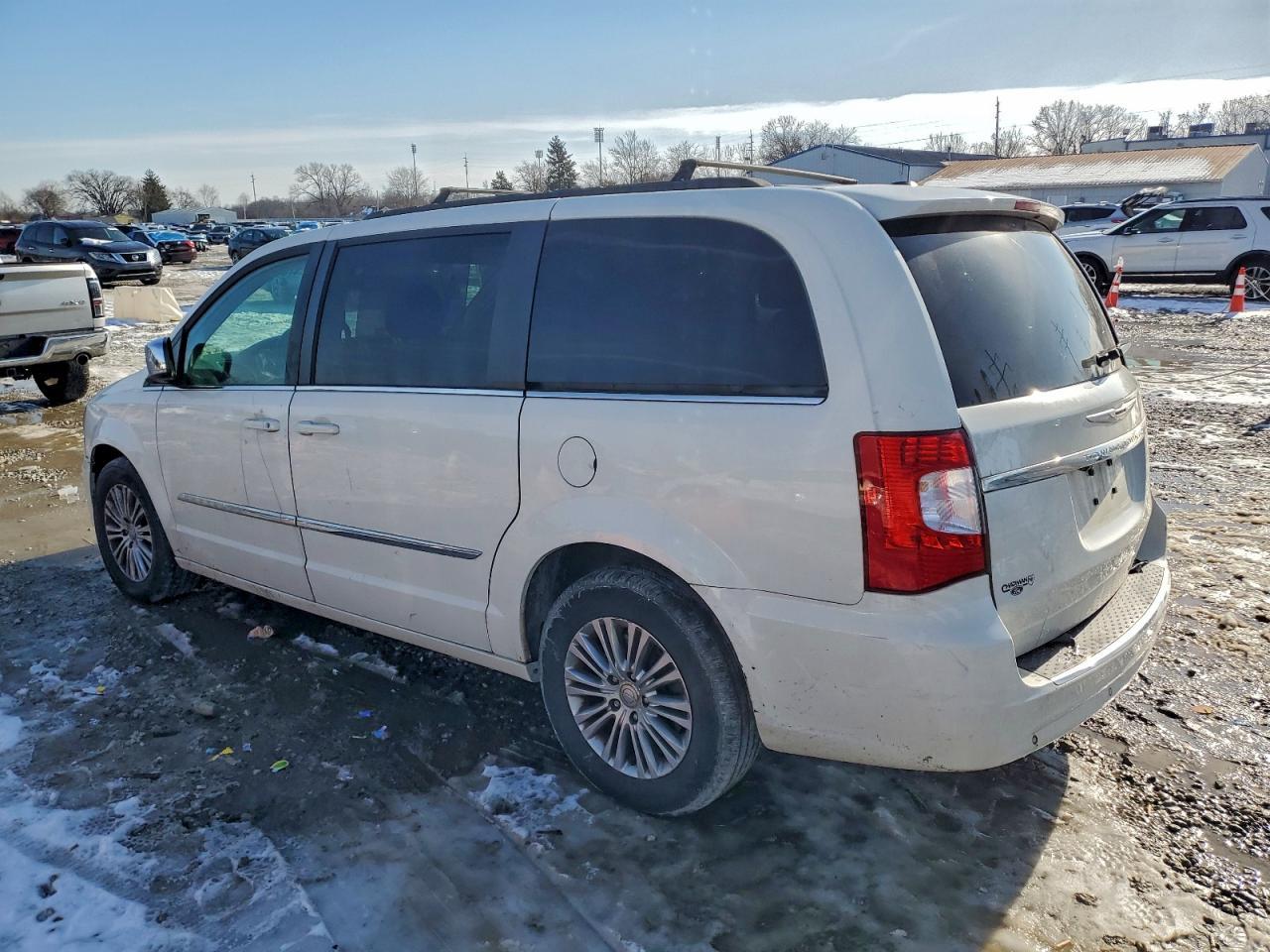 2013 Chrysler Town & Country Touring L - Фото 2