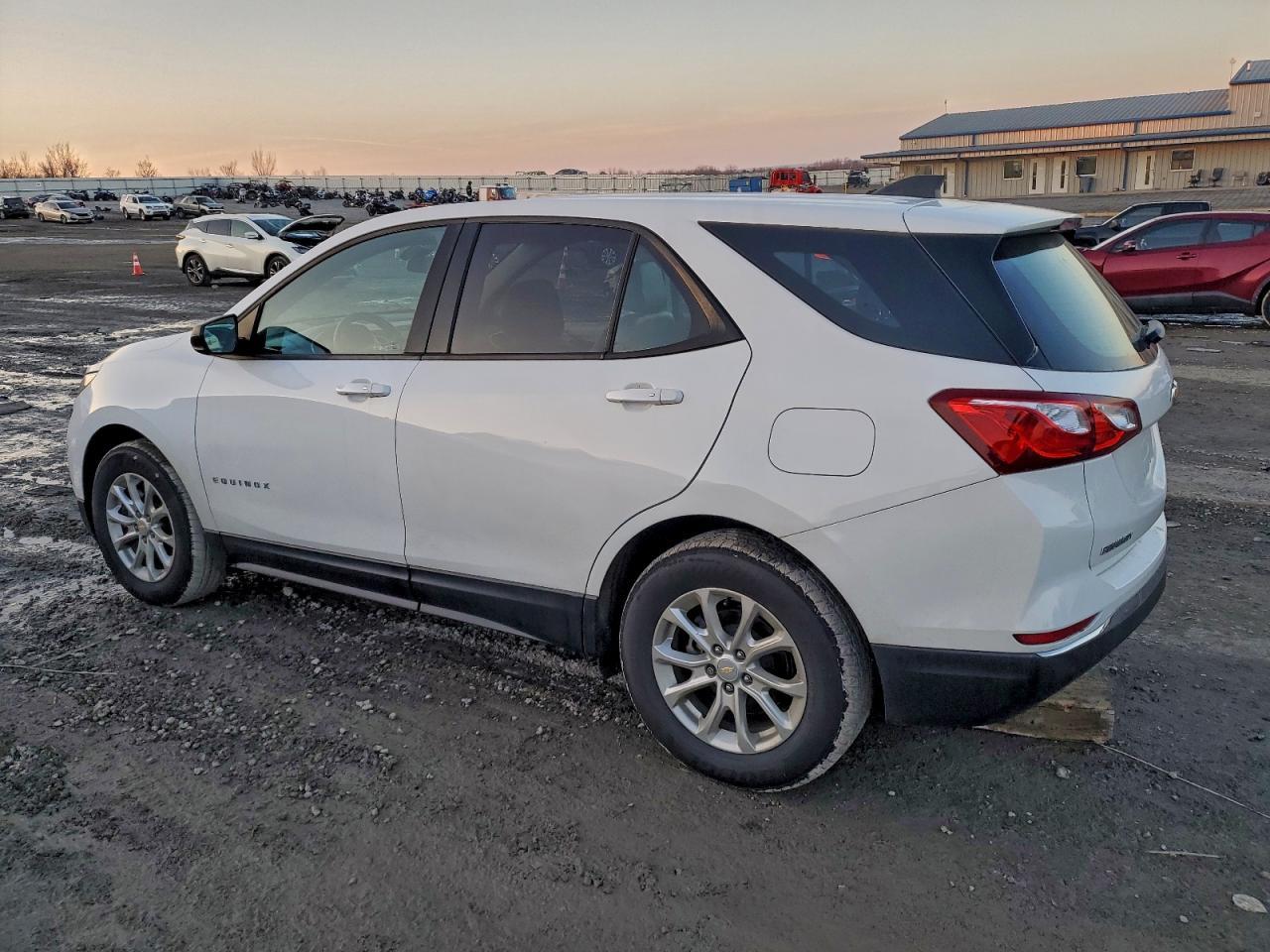 2018 Chevrolet Equinox Ls - Фото 2