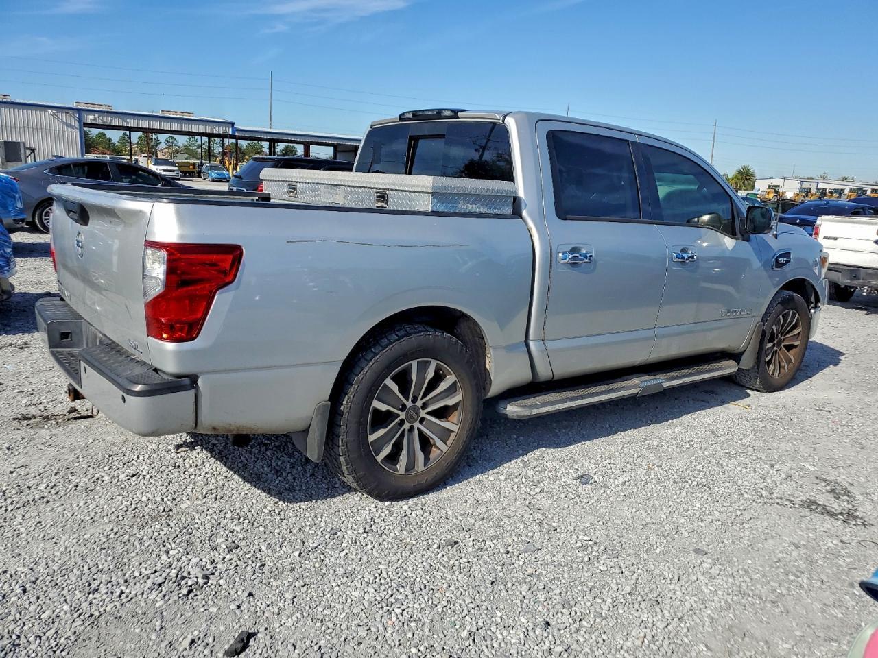 2017 Nissan Titan Sv - Image 3