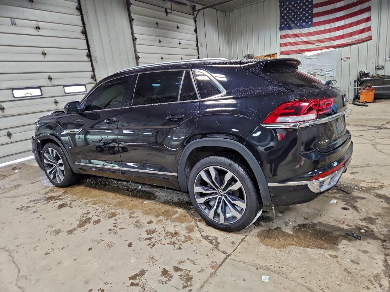 2020 Volkswagen Atlas Cross Sport Sel Premium R-Line - Image 2