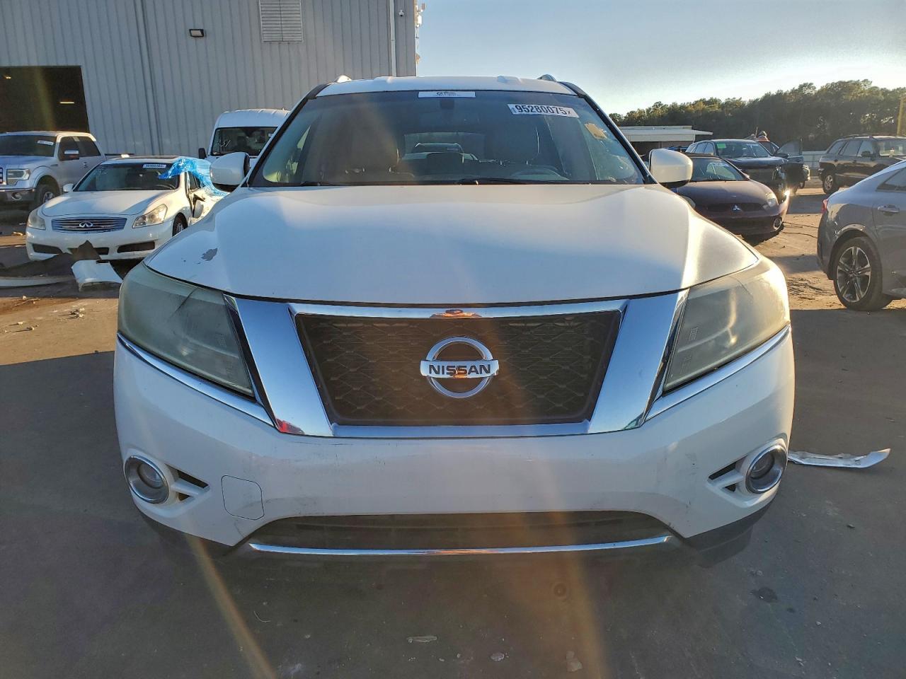 2014 Nissan Pathfinder S - Image 5