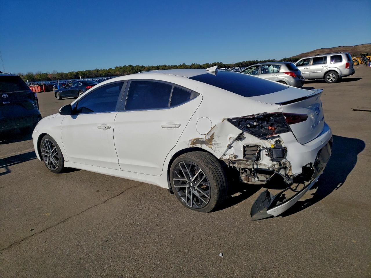 2020 Hyundai Elantra Sport - Фото 2