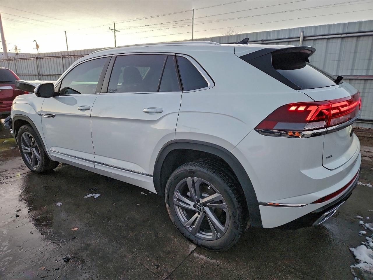 2024 Volkswagen Atlas Cross Sport Sel R-Line - Image 2