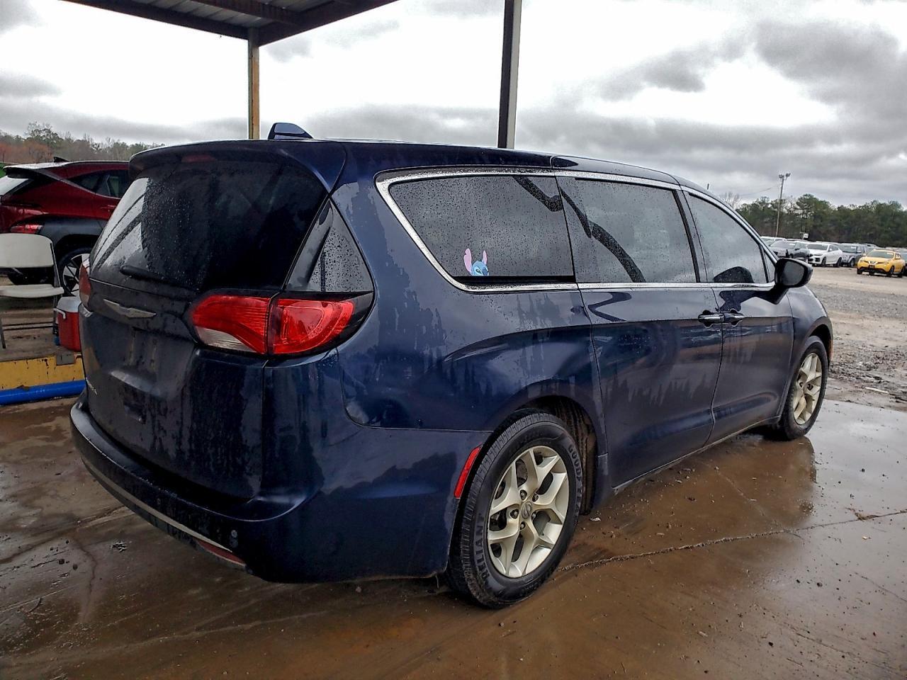 2018 Chrysler Pacifica Touring Plus - Image 3