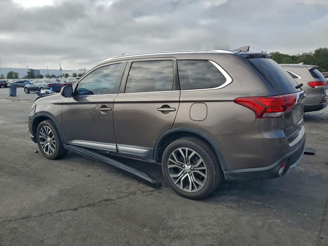 2018 Mitsubishi Outlander Se - Image 2