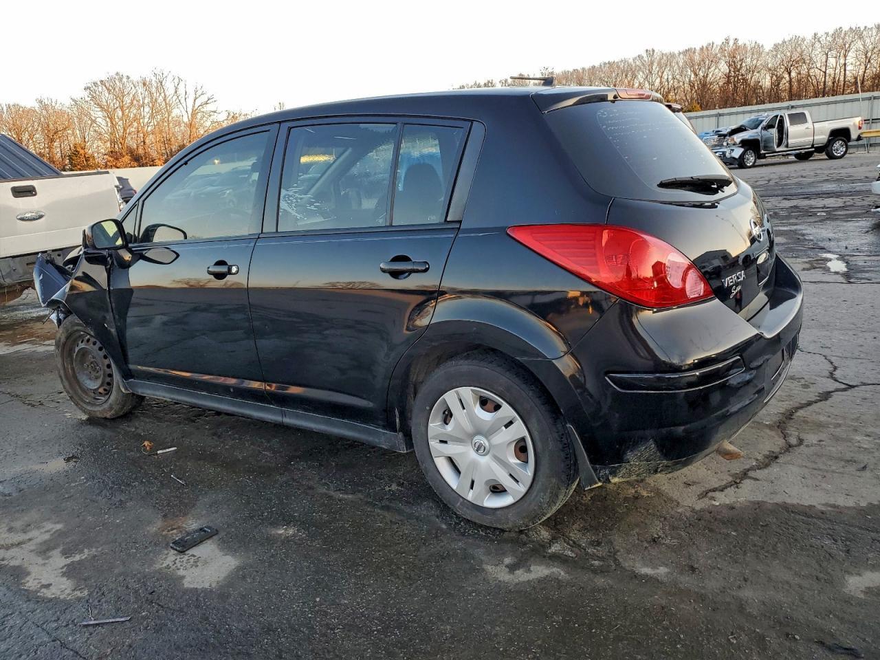 2011 Nissan Versa 1.8 S - Фото 2