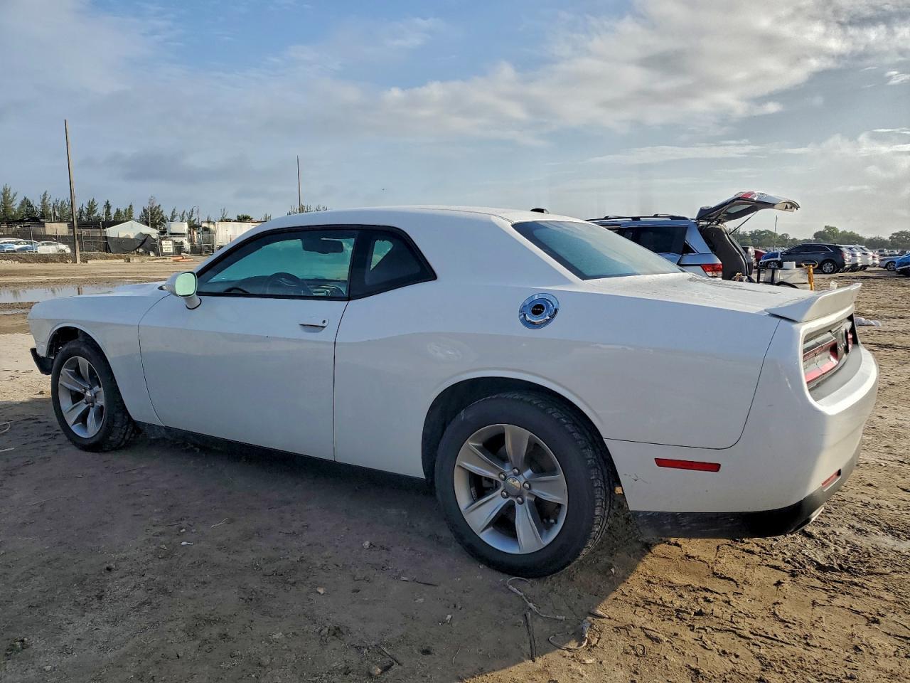 2019 Dodge Challenger Sxt - Image 2
