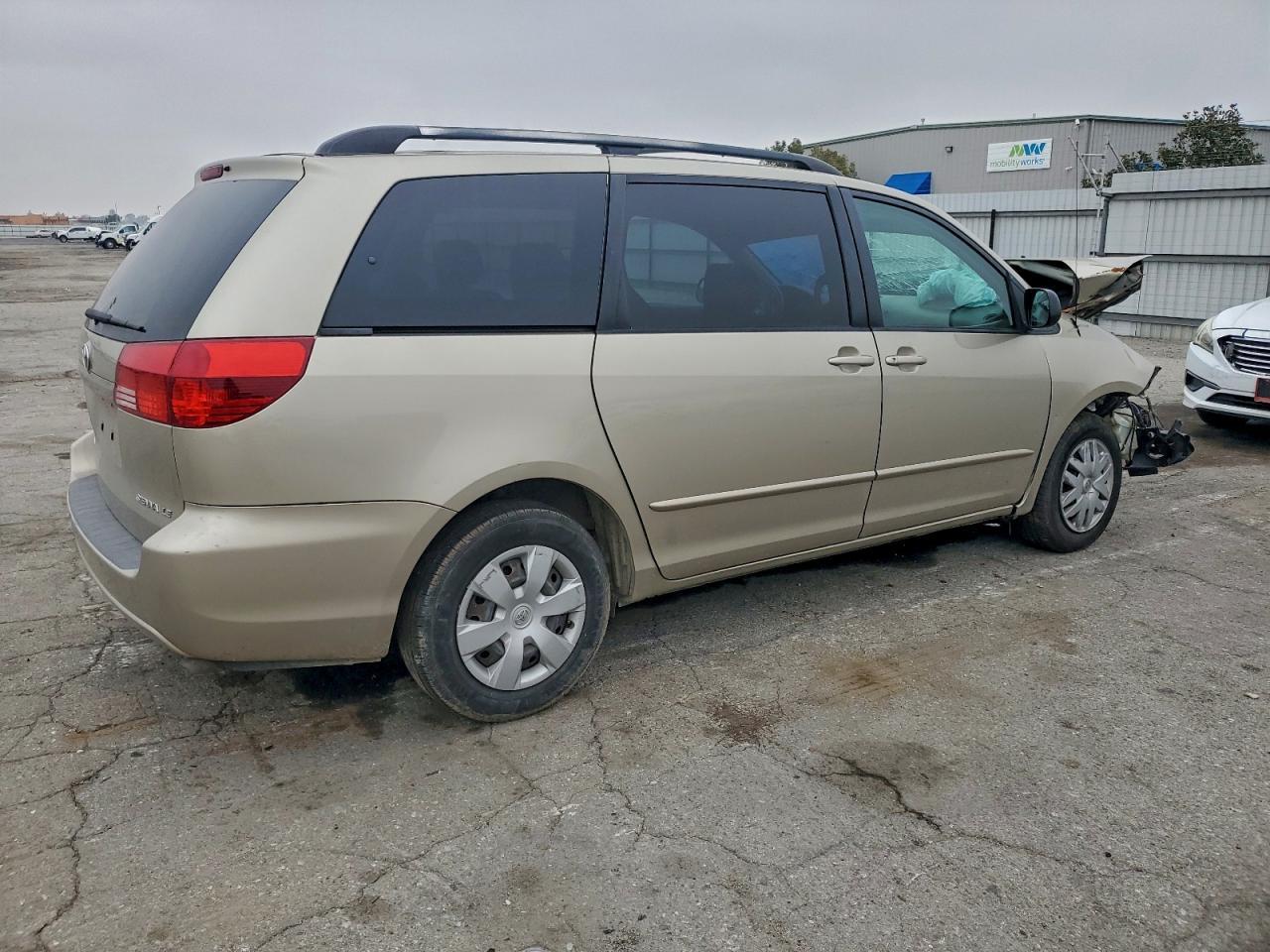 2004 Toyota Sienna Ce - Image 3