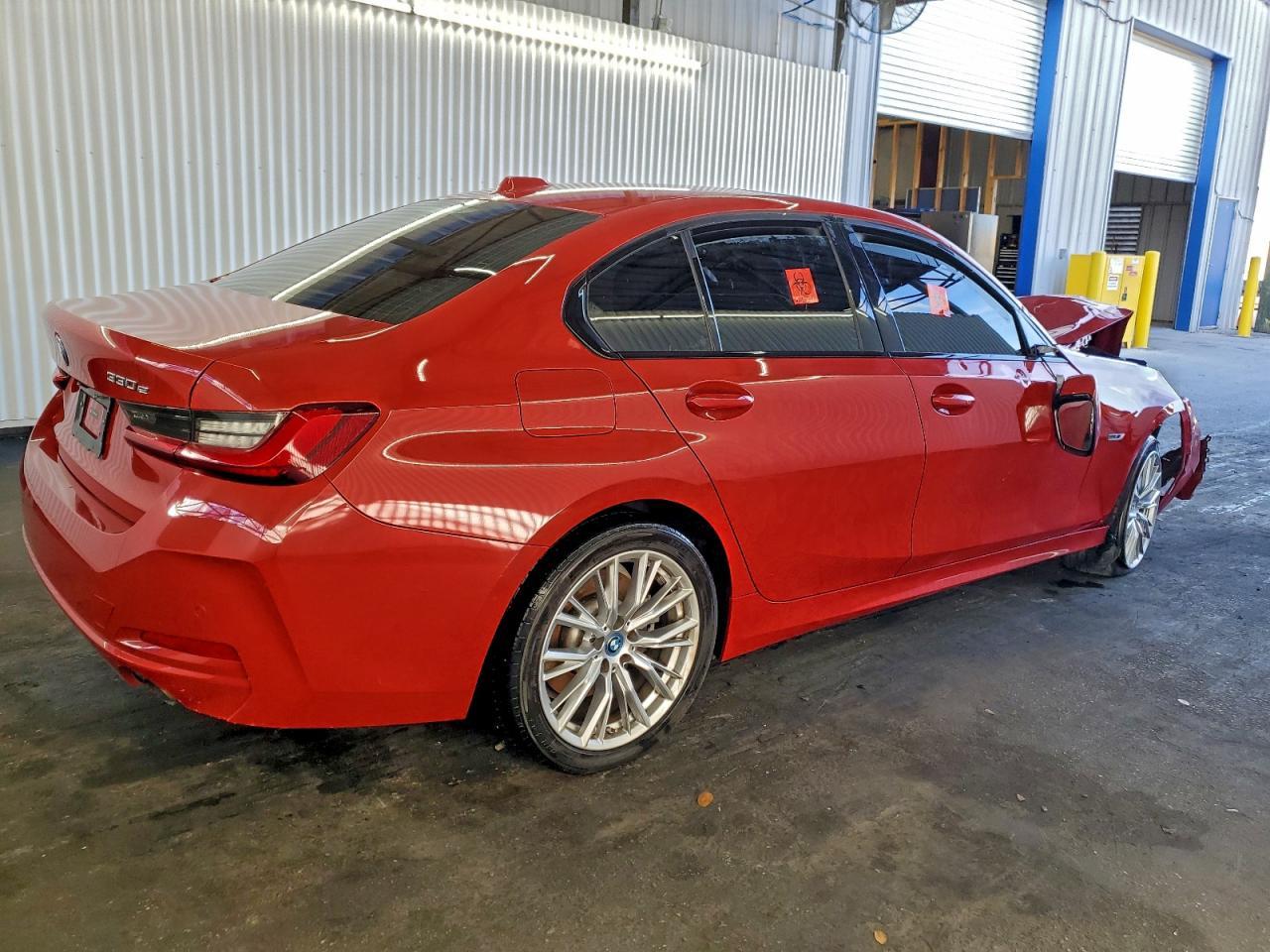 2023 BMW 330Xe - Фото 3
