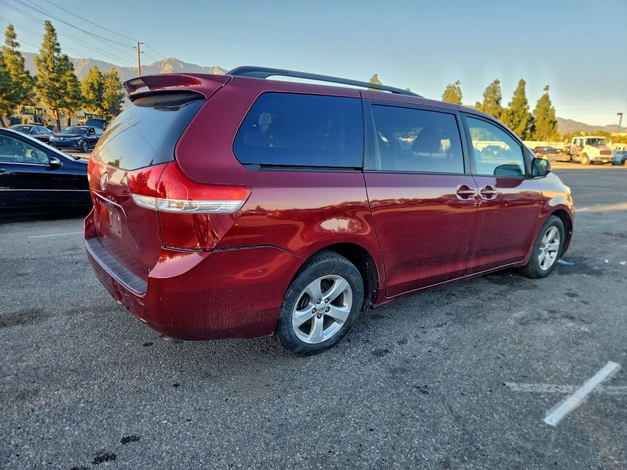 2013 Toyota Sienna Le - Фото 3