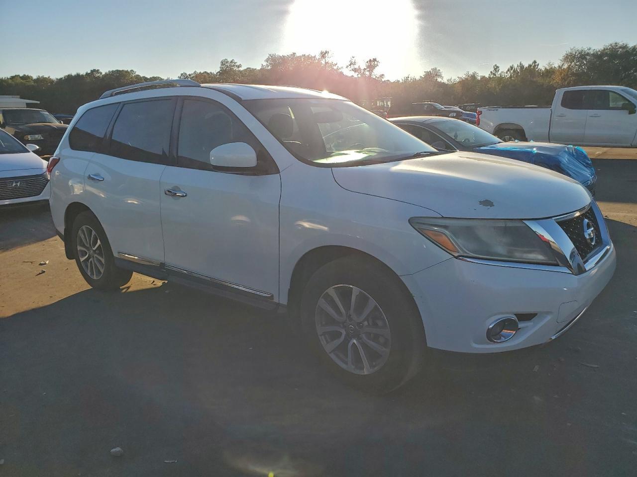 2014 Nissan Pathfinder S - Image 4