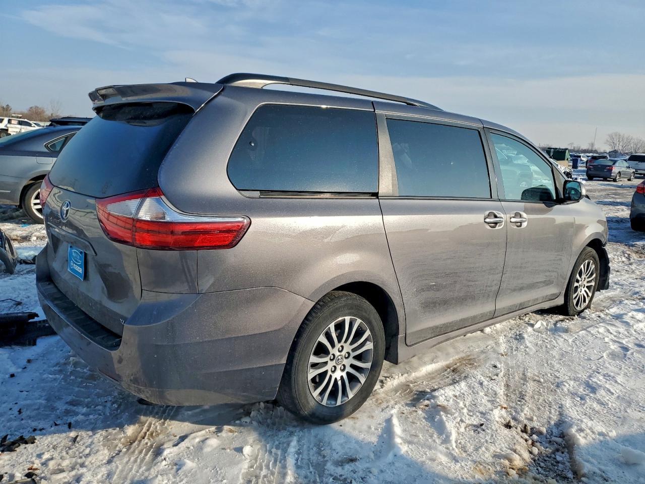 2019 Toyota Sienna Xle - Фото 3