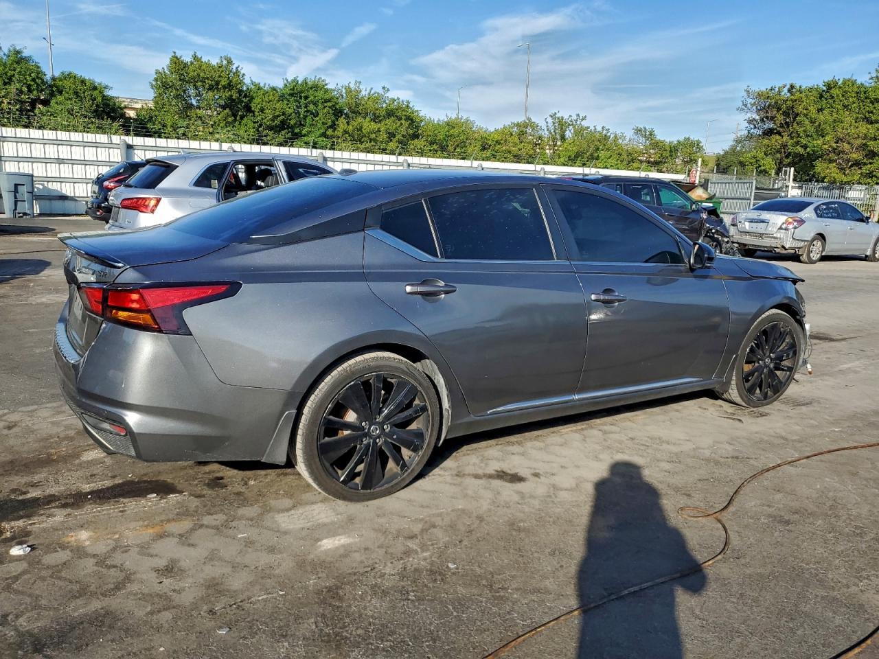 2022 Nissan Altima Sr - Image 3