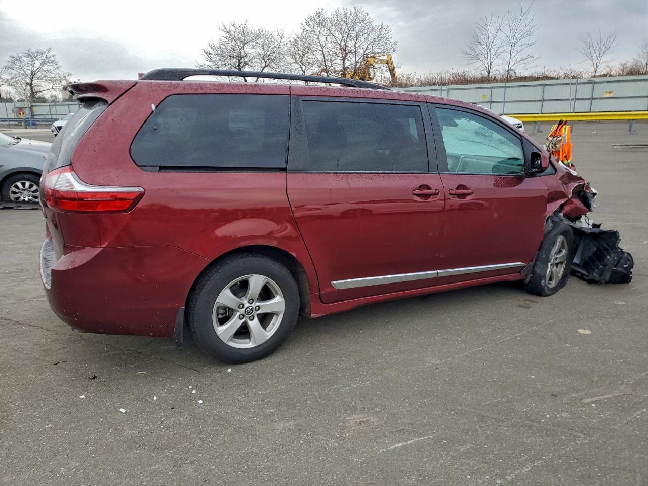 2020 Toyota Sienna Le - Фото 3