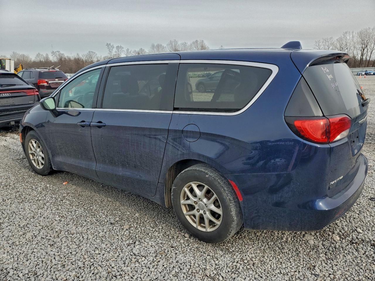 2017 Chrysler Pacifica Lx - Image 2