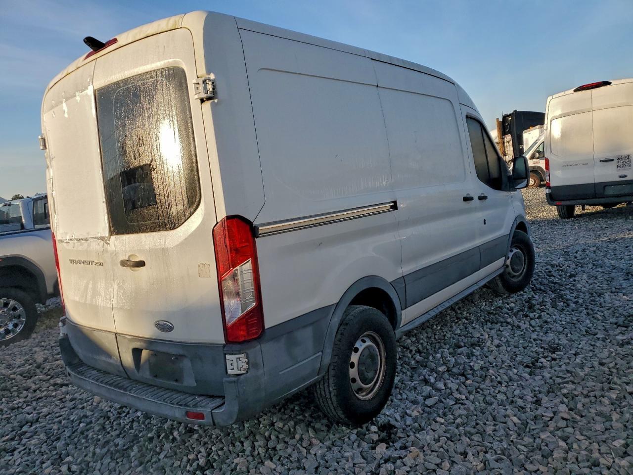2015 Ford Transit T-250 - Фото 3