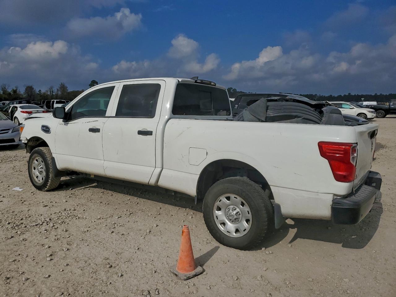 2022 Nissan Titan Xd S - Фото 2