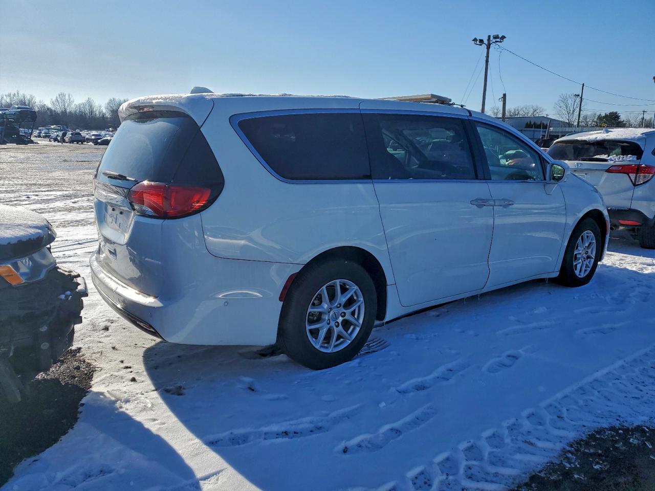 2020 Chrysler Pacifica Touring - Фото 3