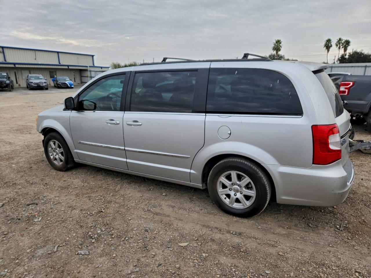 2011 Chrysler Town & Country Touring - Фото 2