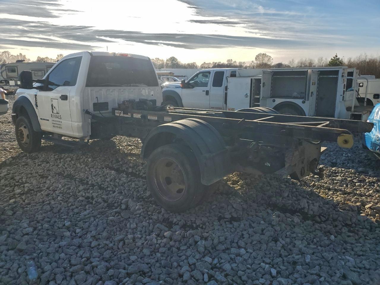 2017 Ford F550 Super Duty Truck Cab And Chassis - Image 2