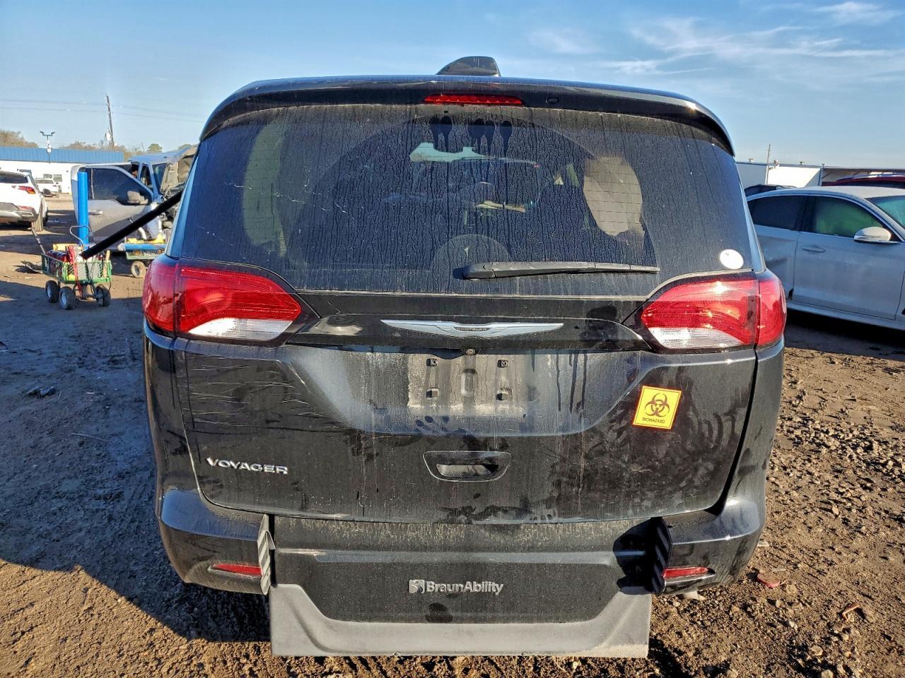 2022 Chrysler Voyager Lx - Image 6