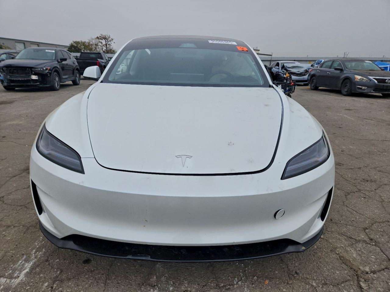 2025 Tesla Model 3 - Фото 5