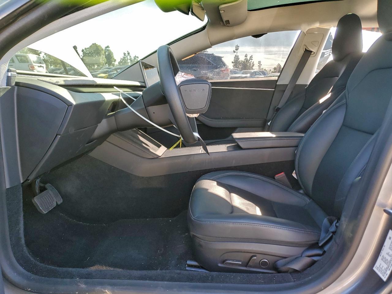 2025 Tesla Model 3 - Фото 7