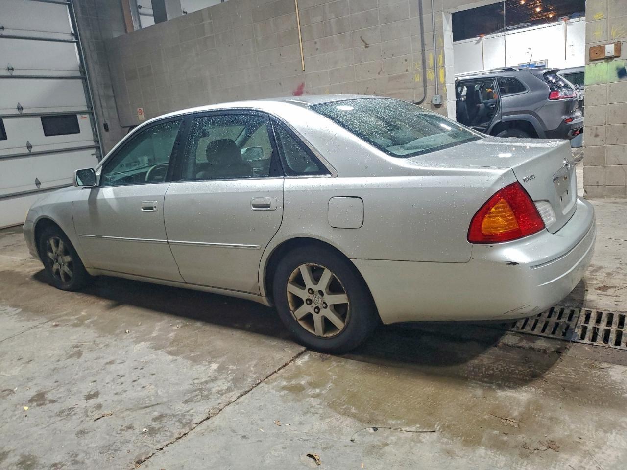 2001 Toyota Avalon Xls - Image 2