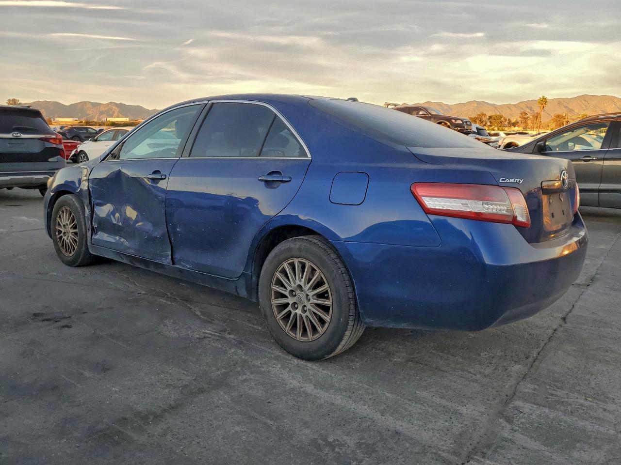 2011 Toyota Camry Base - Фото 2