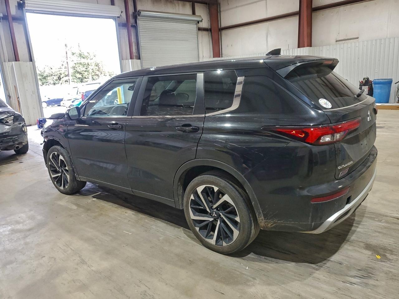 2024 Mitsubishi Outlander Se - Image 2