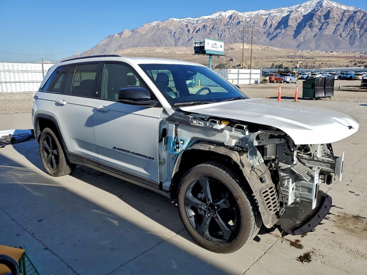 2023 Jeep Grand Cherokee Laredo - Image 4