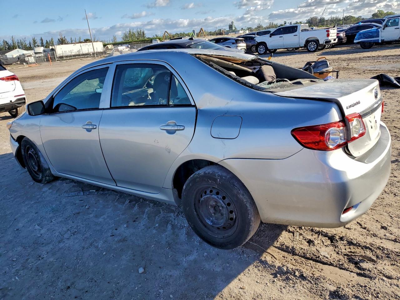 2013 Toyota Corolla Base - Фото 2