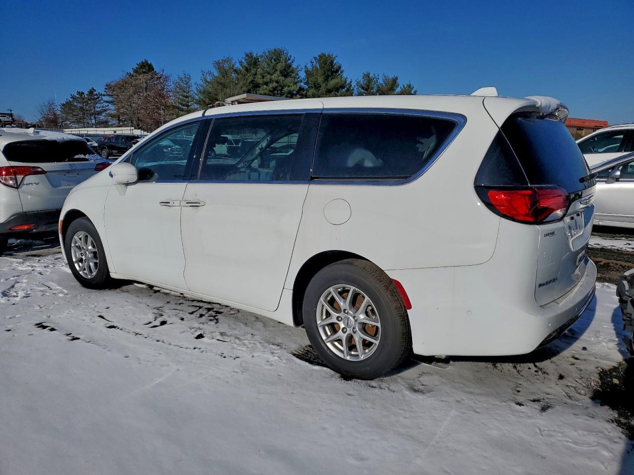2020 Chrysler Pacifica Touring - Фото 2