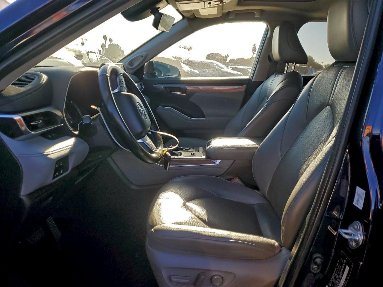 2022 Toyota Highlander Hybrid Limited - Image 7