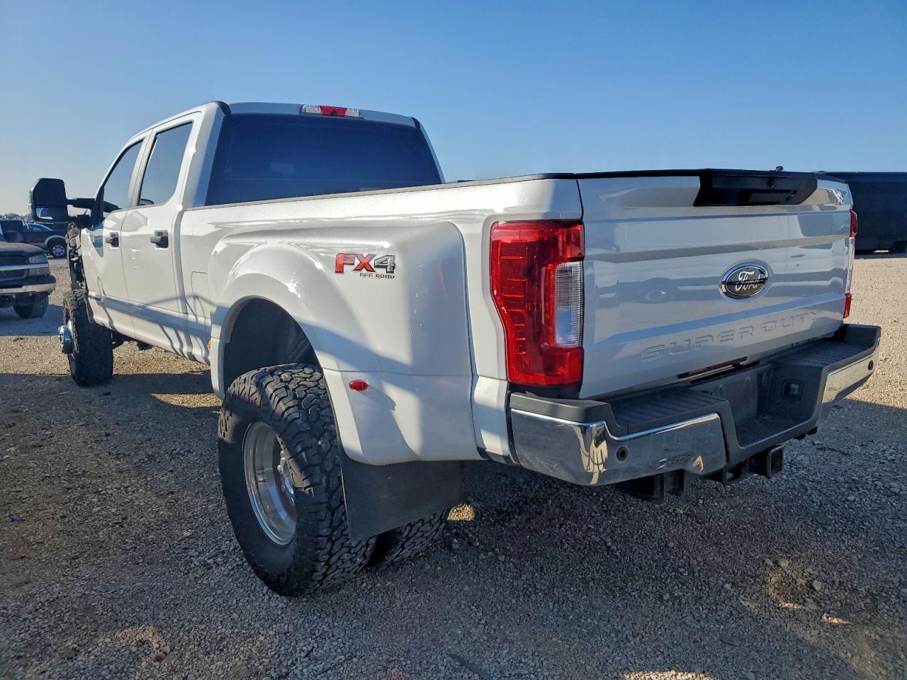 2019 Ford F350 Super Duty - Фото 2