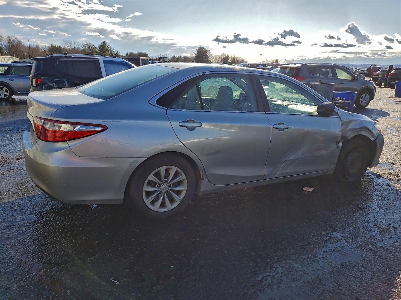 2015 Toyota Camry Le - Image 3
