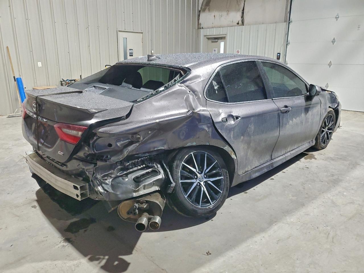 2021 Toyota Camry Se - Фото 3