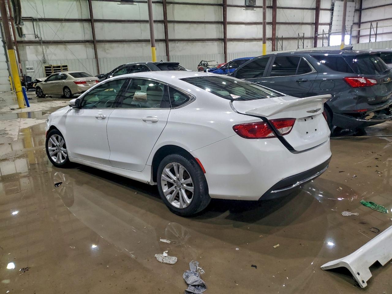 2015 Chrysler 200 Limited - Фото 2