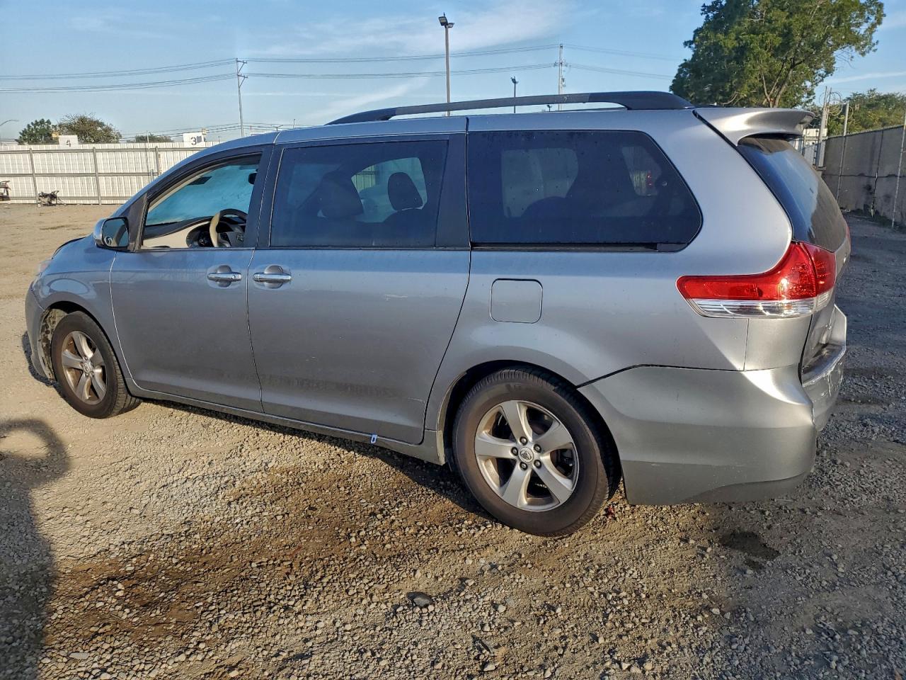 2011 Toyota Sienna Le - Фото 2