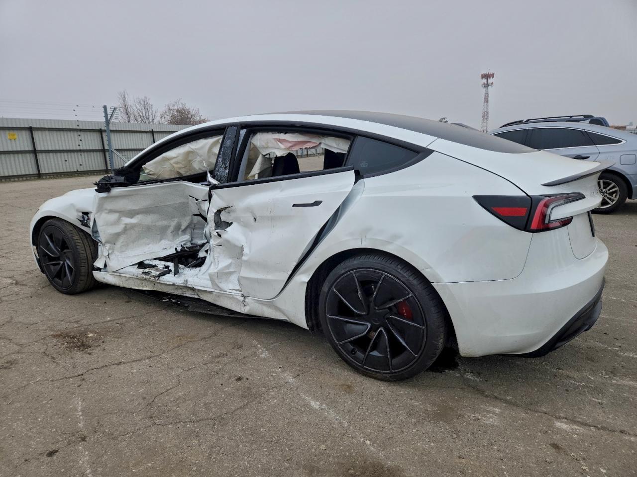 2025 Tesla Model 3 - Фото 2