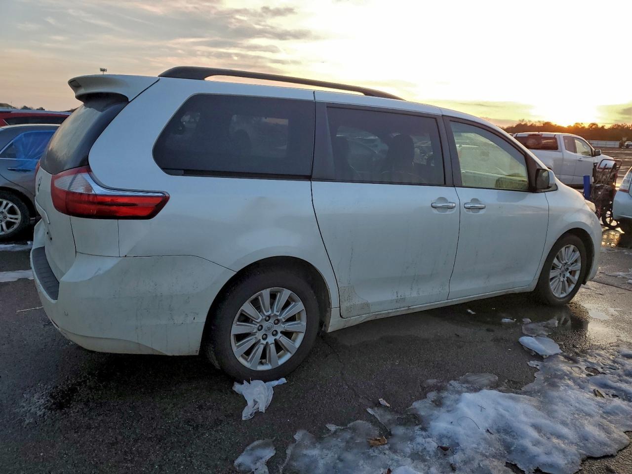 2015 Toyota Sienna Xle - Фото 3