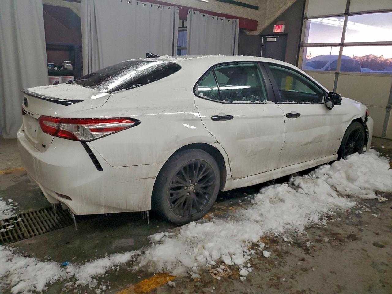 2020 Toyota Camry Se - Фото 3